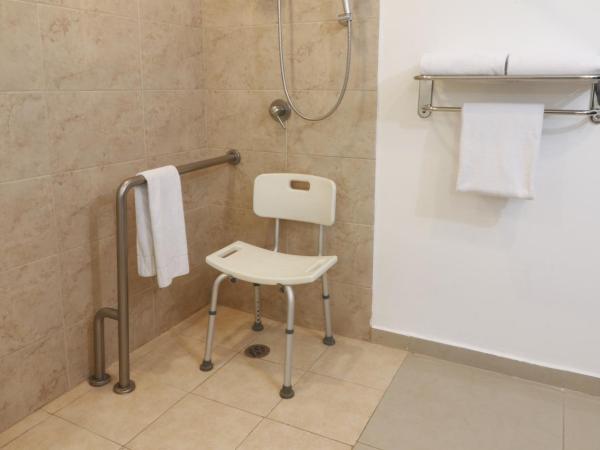 Wyndham Garden Guadalajara Acueducto : photo 6 de la chambre chambre lit queen-size accessible aux personnes à mobilité réduite - non-fumeurs