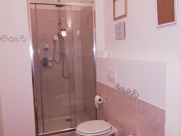 Residenza Rubbiani - Fermata Fiera e Rizzoli : photo 6 de la chambre chambre double avec salle de bains privative