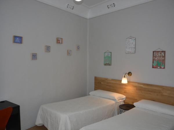 Pensión Moratin : photo 9 de la chambre chambre lits jumeaux