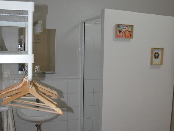 Pensión Moratin : photo 5 de la chambre chambre lits jumeaux avec douche