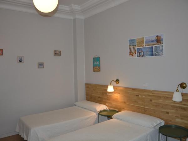 Pensión Moratin : photo 10 de la chambre chambre triple avec douche