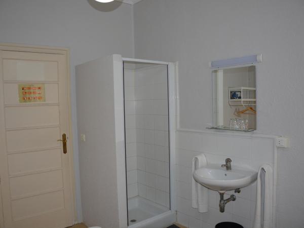 Pensión Moratin : photo 6 de la chambre chambre lits jumeaux avec douche