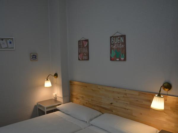 Pensión Moratin : photo 3 de la chambre chambre lits jumeaux avec douche