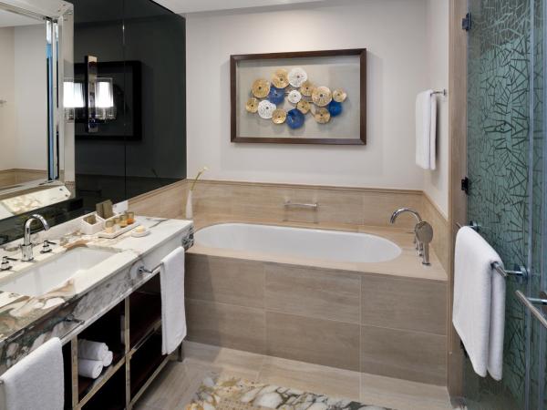 Grand Plaza Mövenpick : photo 4 de la chambre chambre lit king-size exécutive - vue sur mer - accès au salon, petit-déjeuner et boissons et canapés en soirée