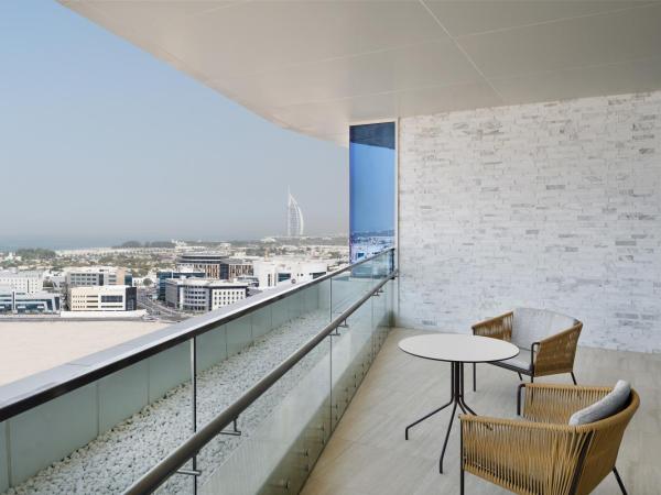 Grand Plaza Mövenpick : photo 8 de la chambre suite exécutive 1 chambre lit king-size avec accès au salon, petit-déjeuner, boissons en soirée et canapés