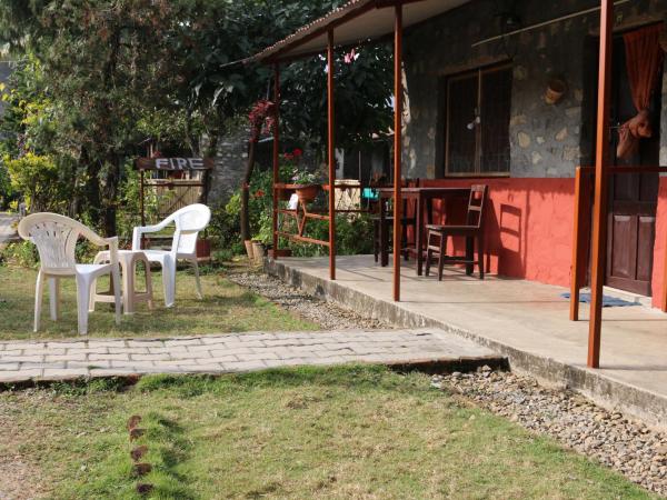 Gurkha Lodge : photo 3 de la chambre chambre double avec salle de bains privative