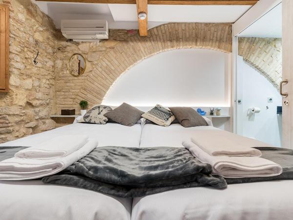 Hostal 977 : photo 2 de la chambre chambre lits jumeaux avec salle de bains