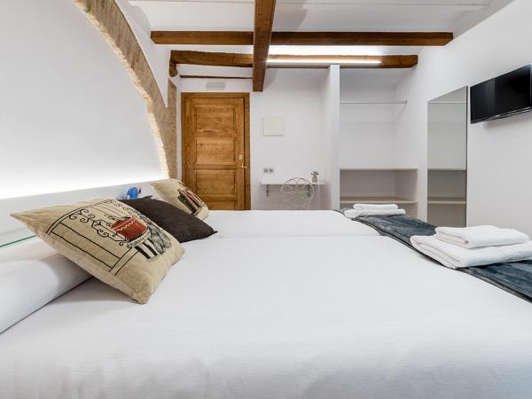 Hostal 977 : photo 8 de la chambre chambre lits jumeaux avec salle de bains