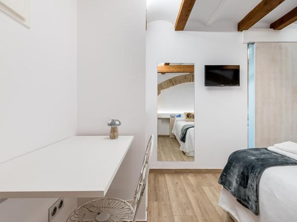 Hostal 977 : photo 5 de la chambre chambre lits jumeaux avec salle de bains