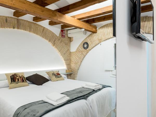 Hostal 977 : photo 4 de la chambre chambre lits jumeaux avec salle de bains