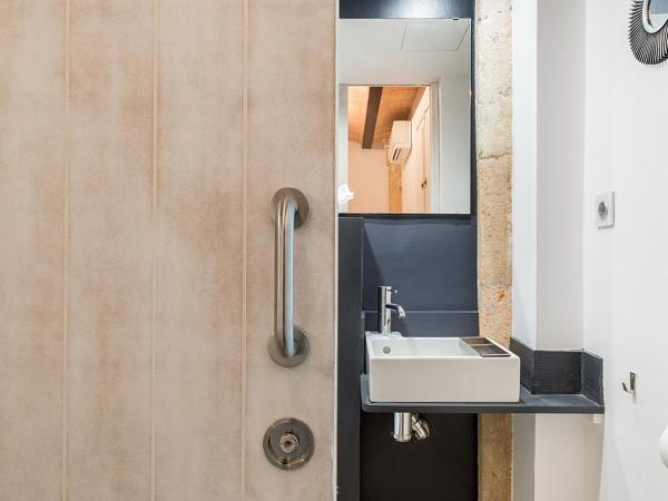 Hostal 977 : photo 6 de la chambre chambre lits jumeaux avec salle de bains