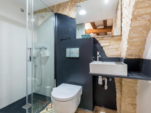 Hostal 977 : photo 6 de la chambre chambre lits jumeaux avec salle de bains privative