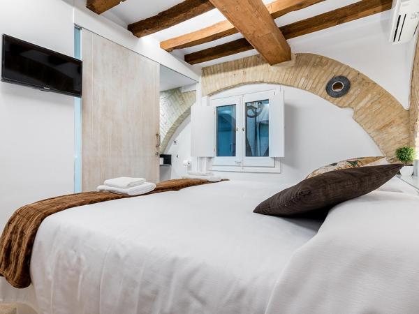 Hostal 977 : photo 8 de la chambre chambre lits jumeaux avec salle de bains privative