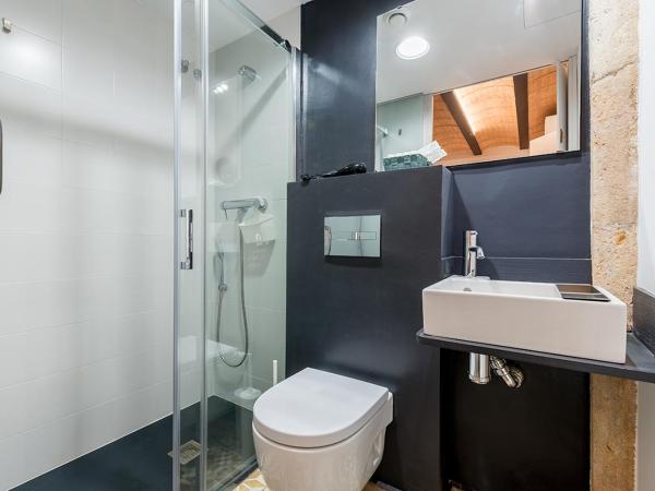 Hostal 977 : photo 5 de la chambre chambre lits jumeaux avec salle de bains privative