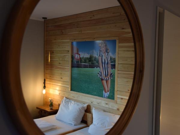 Hamburger Alm Hotel St. Pauli : photo 4 de la chambre chambre double avec salle de bains privative