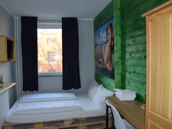 Hamburger Alm Hotel St. Pauli : photo 2 de la chambre chambre double avec salle de bains privative