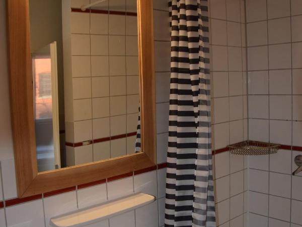 Hamburger Alm Hotel St. Pauli : photo 4 de la chambre chambre double avec salle de bains privative