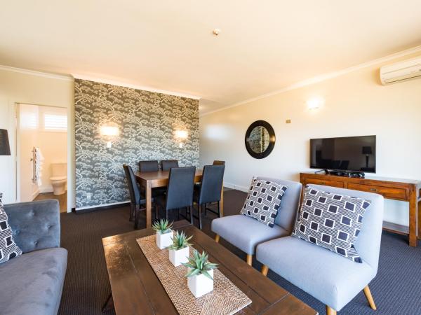 Suncourt Hotel & Conference Centre : photo 2 de la chambre executive two bedroom lakeview suite