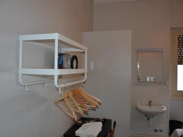 Pensión Moratin : photo 10 de la chambre chambre lits jumeaux avec douche