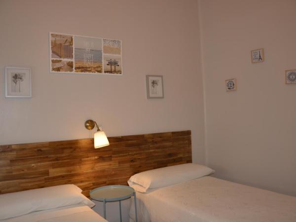 Pensión Moratin : photo 8 de la chambre chambre lits jumeaux avec douche