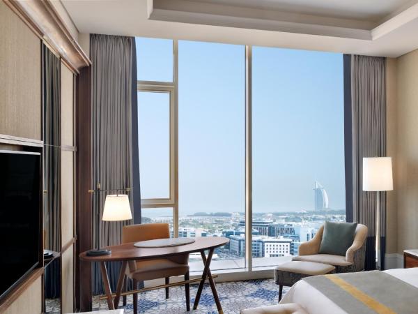 Grand Plaza Mövenpick : photo 8 de la chambre chambre lit king-size exécutive - vue sur mer - accès au salon, petit-déjeuner et boissons et canapés en soirée