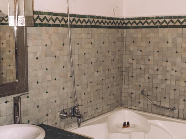 Riad-Boutique Borj Dhab Fez : photo 5 de la chambre suite familiale ambar salon