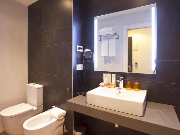 Hotel Pompaelo Plaza del Ayuntamiento & Spa : photo 2 de la chambre chambre double ou lits jumeaux - vue sur vieille ville