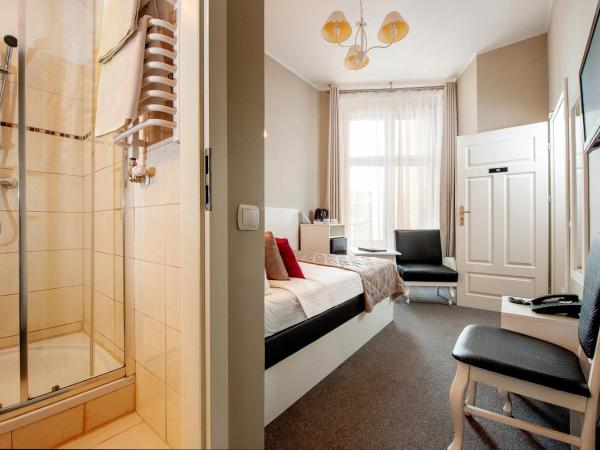 Leone Aparthotel : photo 3 de la chambre petite chambre double