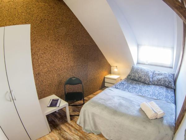 Fitness Hostel - restauracja, darmowy parking i siłownia : photo 1 de la chambre chambre double standard avec accès à la salle de sport et salle de bains commune