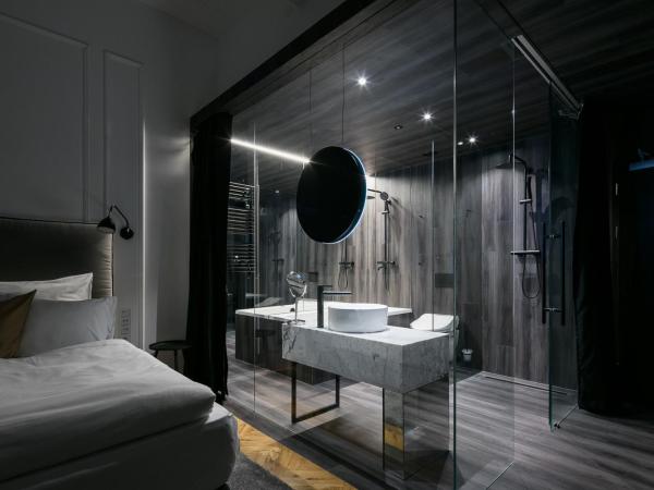 Pytloun Boutique Hotel Prague : photo 3 de la chambre chambre double ou lits jumeaux supérieure avec bain à remous