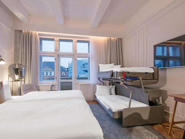 Pytloun Boutique Hotel Prague : photo 3 de la chambre chambre familiale avec baignoire spa et balcon