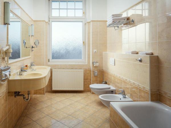 Spa Hotel Imperial : photo 4 de la chambre chambre triple supérieure avec accès au centre de bien-Être et à la salle de sport