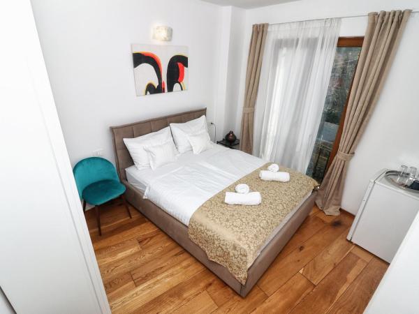 Kseni Accommodation : photo 2 de la chambre chambre double - vue sur jardin