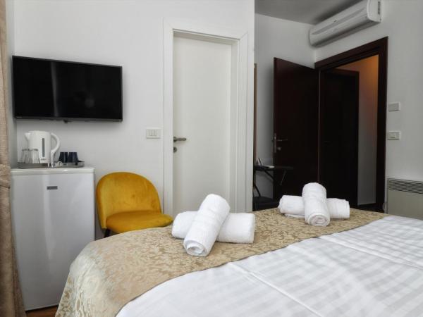 Kseni Accommodation : photo 4 de la chambre chambre double - vue sur jardin