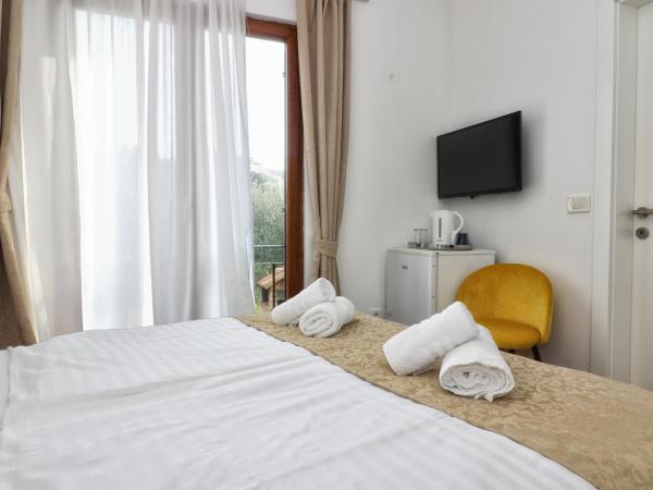 Kseni Accommodation : photo 5 de la chambre chambre double - vue sur jardin