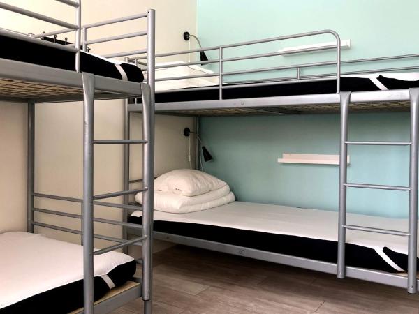 Örebro City Hostel : photo 3 de la chambre chambre quadruple avec salle de bains commune