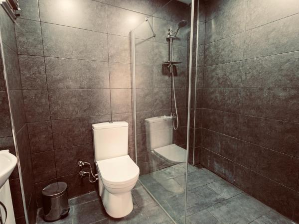 Cheers Midtown Hostel : photo 1 de la chambre chambre quadruple avec salle de bains privative