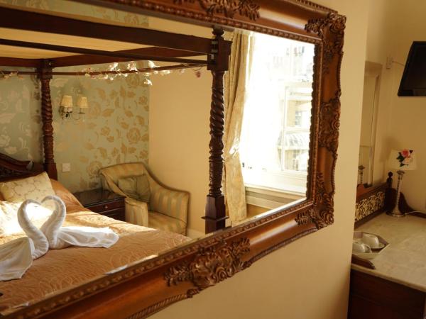 Regency Hotel : photo 2 de la chambre double room with four poster bed and seaview