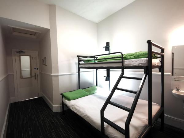 YHA London Earl's Court : photo 2 de la chambre chambre triple avec salle de bains commune