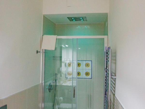 Suite CuoreNapoletano : photo 8 de la chambre chambre double confort