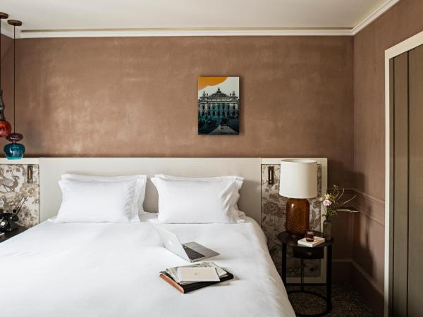 Sofitel Le Scribe Paris Opera : photo 8 de la chambre chambre de luxe avec 1 lit queen-size - vue sur cour ou rue scribe