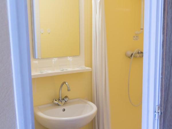 Hôtel restaurant Le Parisien : photo 4 de la chambre chambre triple basique