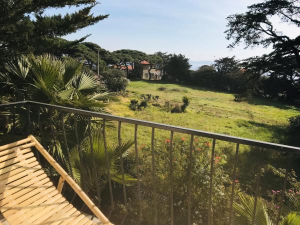 Hôtel Almanarre Plage - Hôtel Eco-Responsable face à la mer : photo 6 de la chambre chambre triple avec kitchenette et balcon