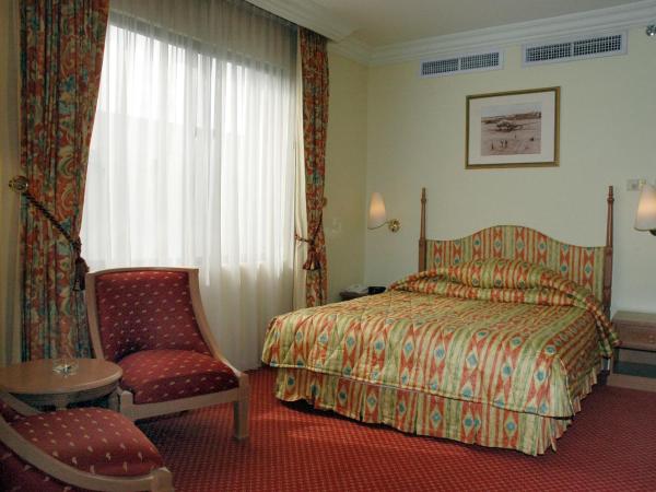 Merdeka Palace Hotel & Suites : photo 3 de la chambre chambre lit queen-size supérieure 