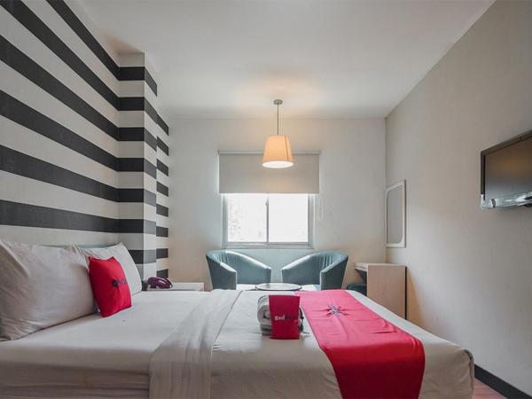 RedDoorz Plus near Mangga Besar Station 2 : photo 3 de la chambre chambre double