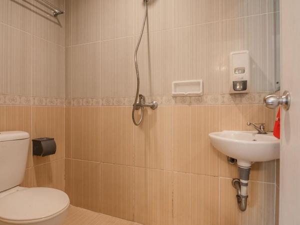 RedDoorz Plus near Mangga Besar Station 2 : photo 1 de la chambre chambre double