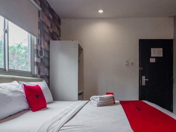 RedDoorz Plus near Mangga Besar Station 2 : photo 5 de la chambre chambre deluxe