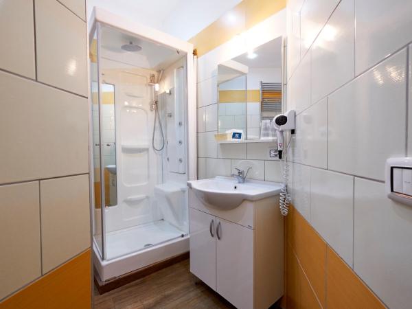 360 Hospitality : photo 10 de la chambre chambre triple avec balcon