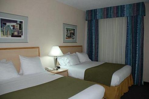 Holiday Inn Express Hotel & Suites San Antonio - Rivercenter Area, an IHG Hotel : photo 1 de la chambre chambre avec 2 lits queen-size - baignoire accessible aux personnes à mobilité réduite - non-fumeurs