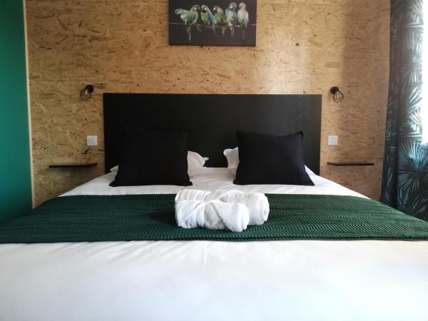 L'Angély - Chambres d'Hôtes : photo 10 de la chambre chambre double - vue sur piscine